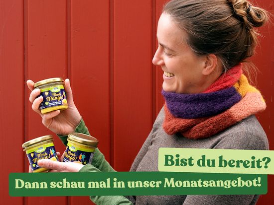 Frau mit Bio Aufstrichen in den Händen