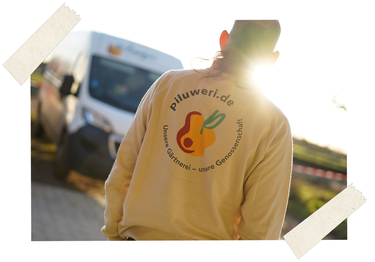 KI generiert: Person mit "piluweri.de" Sweatshirt steht vor einem Lieferwagen. Text: "Unsere Gärtnerei - unsere Genossenschaft."