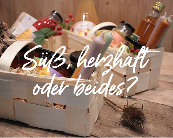 KI generiert: Geschenkkörbe mit verschiedenen Produkten und der Text "Süß, herzhaft oder beides?".