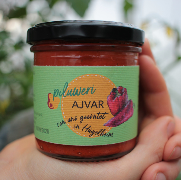 KI generiert: Ein Glas mit der Aufschrift: "pluveri AJVAR von uns geerntet in Hügelheim".