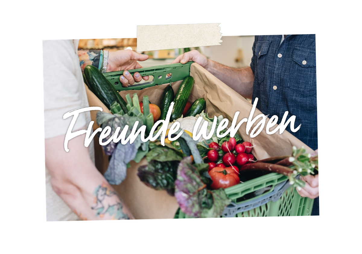 KI generiert: Zwei Personen tragen einen Korb mit Gemüse. Text im Bild: "Freunde werben".