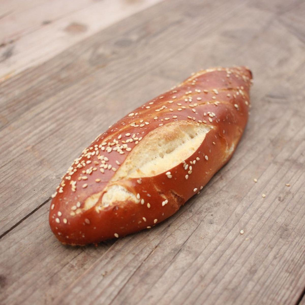 Produktfoto zu Laugenstange Dinkel, mit Sesam  (Mindestbestellmenge ab 3 Stück)