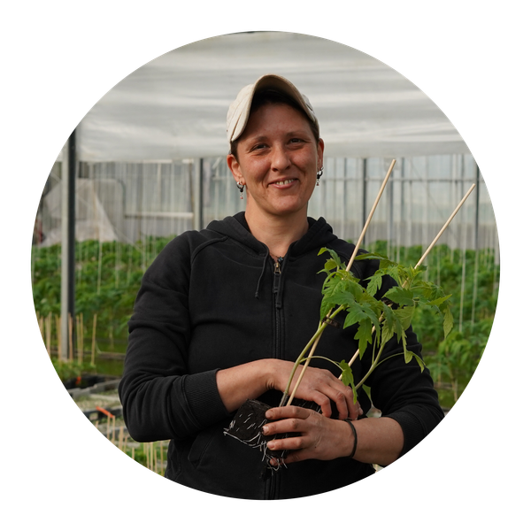 Unser Vorstandsmitglied Lukas Denne kniet in einem Grünkohlfeld.