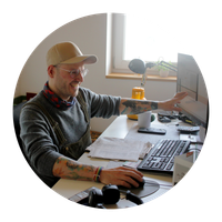 KI generiert: Eine Person lächelt in einem Gewächshaus, umgeben von grünen Pflanzen.