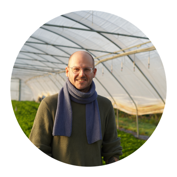 Unser Vorstandmitglied Michael Meuser sitzt auf unserer hölzernen Hängematte.