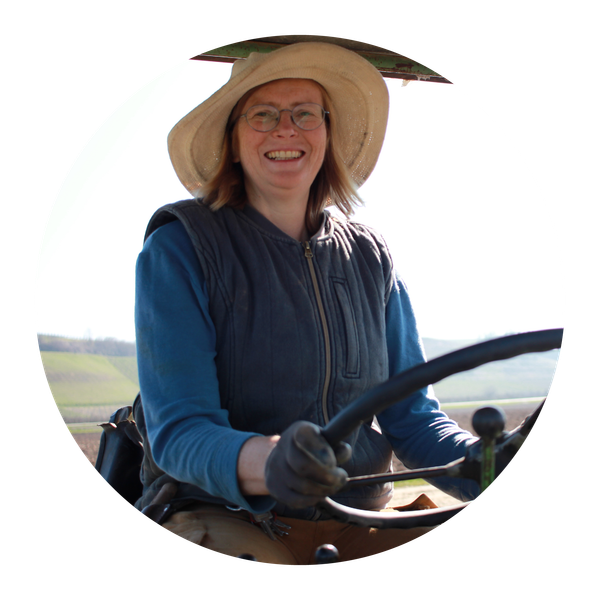 Unser Vorstandsmitglied Lukas Denne kniet in einem Grünkohlfeld.