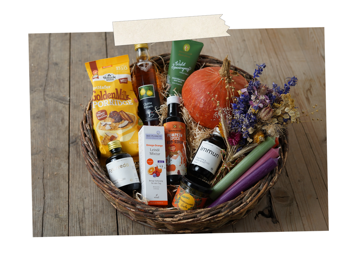 KI-generierte Beschreibung: Bunte Ökokiste mit Gemüse, Obst und Milchprodukten.