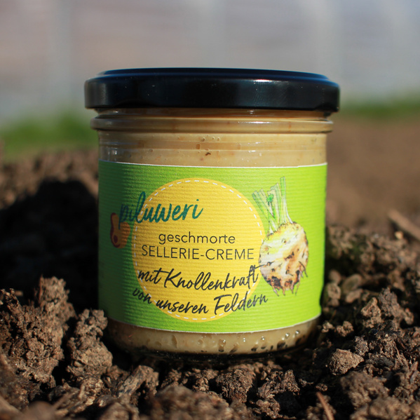 KI generiert: Ein Glas Sellerie-Creme mit der Aufschrift "geschmorte SELLERIE-CREME mit Knollenkraft von unseren Feldern".