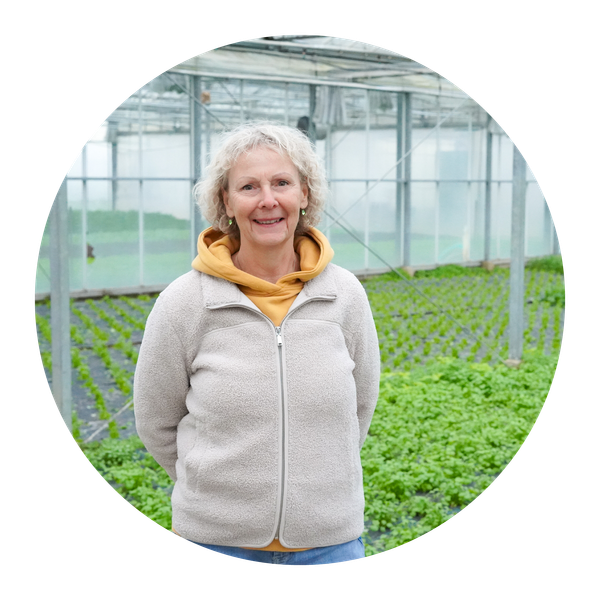 Unser Vorstandsmitglied Judith Muschiol hält eine Ranke Malabar-Spinat in der Hand.