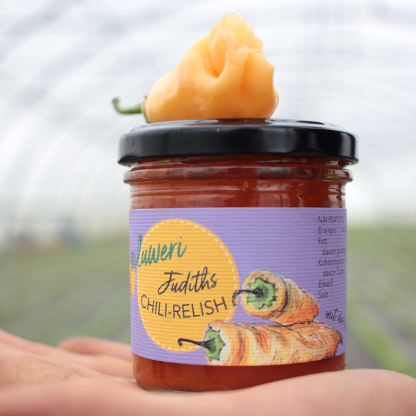 KI generiert: Ein Glas Chili-Relish von "Judiths" mit ein Chili obendrauf.
