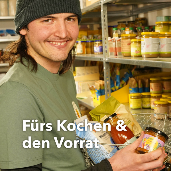 KI generiert: Ein Mann mit Mütze hält Lebensmittel vor einem Regal. Text: "Fürs Kochen & den Vorrat".