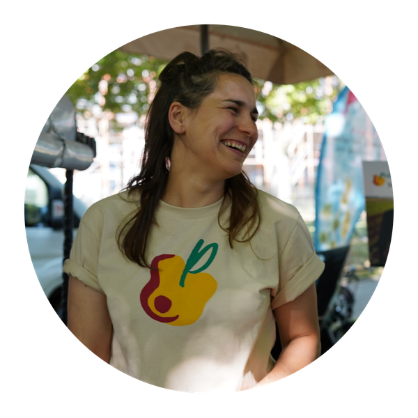 KI generiert: Eine lächelnde Person in einem T-Shirt mit einem Apfellogo.