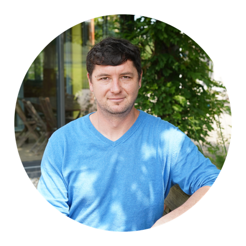 Unser Vorstandsmitglied Fabian Winkler sitzt vor unserer Loggia.