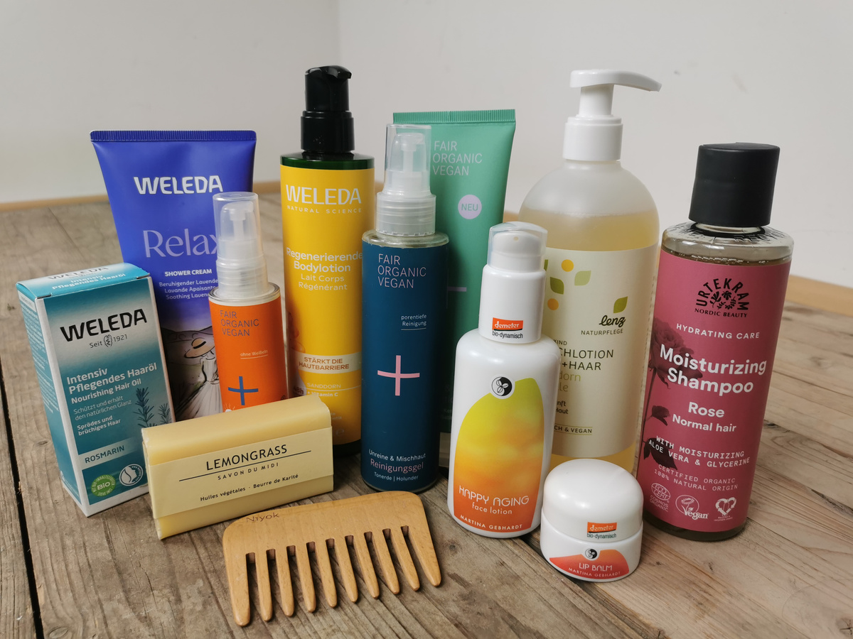 KI generiert: Verschiedene Naturkosmetikprodukte, darunter Duschgels, Shampoos, Lotionen und Seifen auf einem Holztisch.