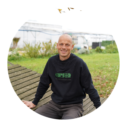 Unser Vorstandmitglied Michael Meuser sitzt auf unserer hölzernen Hängematte.