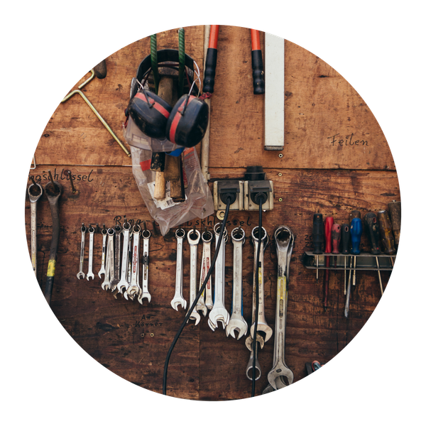 KI generiert: Wand mit Werkzeugen und Beschriftungen: "Ringschlüssel", "Fellen", "Rohrzange" und mehr.