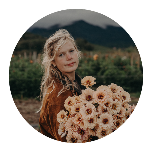 KI generiert: Eine Person mit Blumenstrauß in einer ländlichen Landschaft, Berge im Hintergrund.